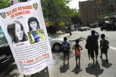 2013年7月23日，貼在紐約街頭的征詢線索傳單，這天是“希望寶寶”被發(fā)現(xiàn)遇害的日子，每年這天警方都