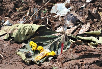 失事現(xiàn)場,有人擺上鮮花放上香燭表示悼念。