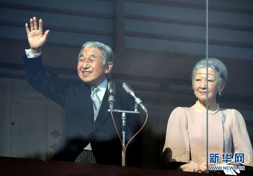 當?shù)貢r間12月23日，在位于日本東京的皇宮，日本明仁天皇向民眾致意。