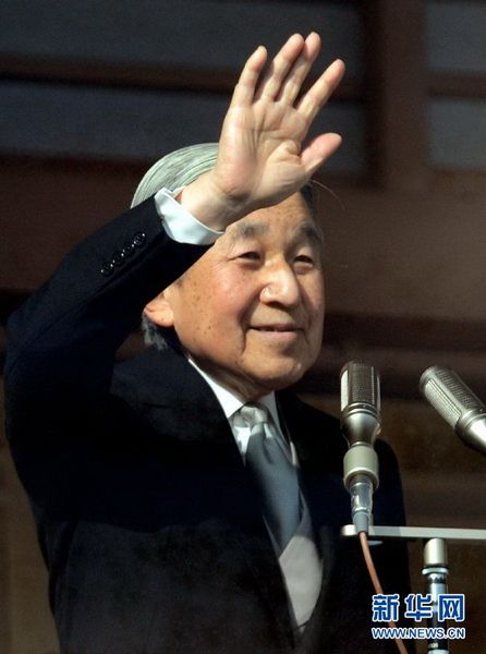 當?shù)貢r間12月23日，在位于日本東京的皇宮，日本明仁天皇向民眾致意。