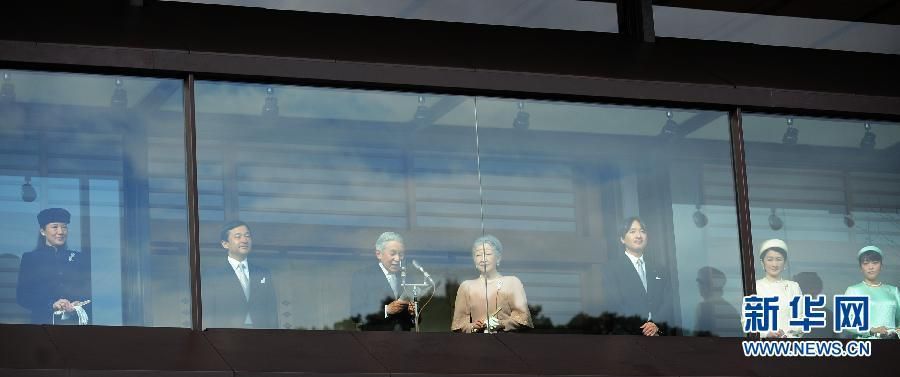 當?shù)貢r間12月23日，在位于日本東京的皇宮，日本明仁天皇在皇族的陪同下發(fā)表生日感言。