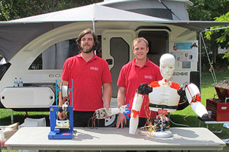 皮尤和尼克爾斯基與他們的3D機(jī)器人。