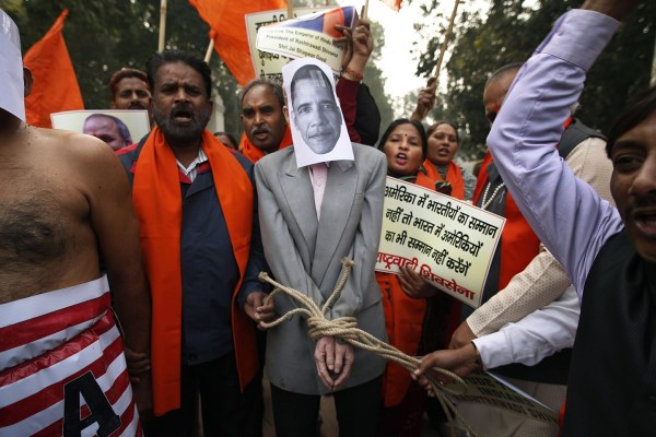 印度新德里民眾憤而示威抗議。