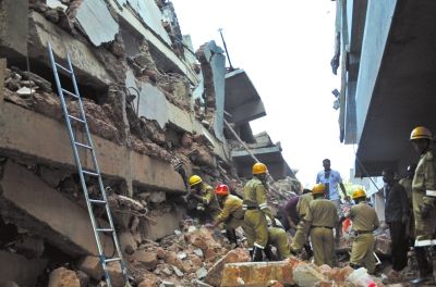 4日，印度卡納科納，救援人員正在搜尋被掩埋的幸存者和遇難者遺體。圖/東方IC