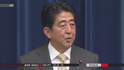 日本首相安倍晉三出發(fā)前往瑞士前接受記者采訪。