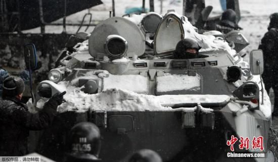 圖為烏克蘭警方派出裝甲車駛向抗議人群。