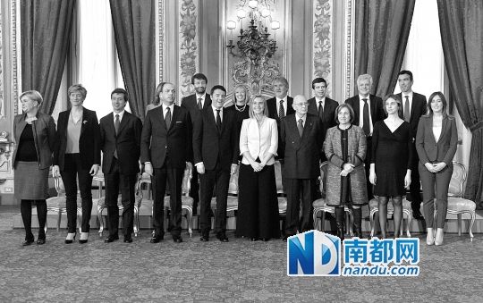2月22日，在意大利羅馬總統(tǒng)府，新任總理馬泰奧·倫齊(前左五)與總統(tǒng)納波利塔諾(前右四)及新內(nèi)閣成員