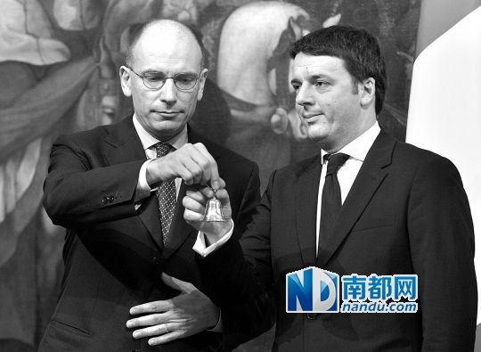 2月22日，在意大利羅馬總理府，新任總理馬泰奧·倫齊(右)與前任總理恩里科·萊塔舉行交接儀式。