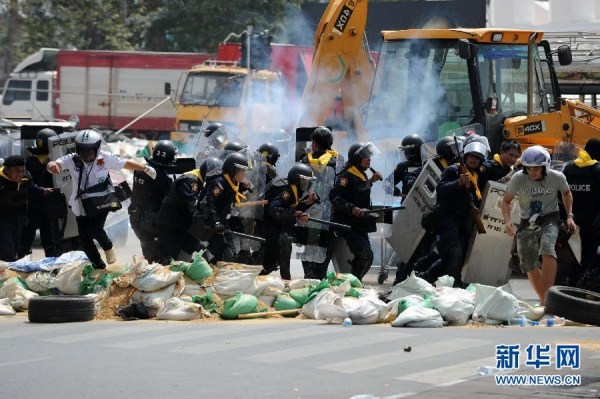 當(dāng)?shù)貢r間2月18日，泰國曼谷警方與示威者發(fā)生沖突。