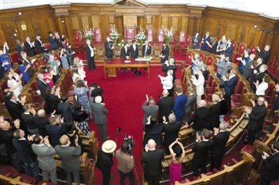 29日，倫敦，一對(duì)同性伴侶舉行結(jié)婚儀式。