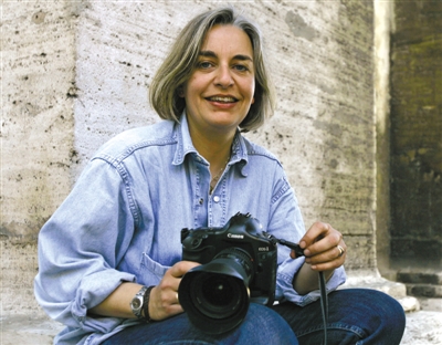 4日，安雅·尼德林豪斯在報道阿富汗大選期間被槍殺。