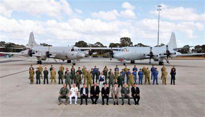 4月29日，參與搜尋馬航失聯(lián)客機的多國軍人和軍機在珀斯皮爾斯空軍基地合影。5月1日，馬航宣布搜尋進入新階段，重點將借助不同技術擴大海底搜尋。