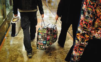 5月2日，馬航乘客家屬離開麗都飯店。當日，麗都飯店二層家屬區(qū)正式關閉，大部分家屬返鄉(xiāng)。