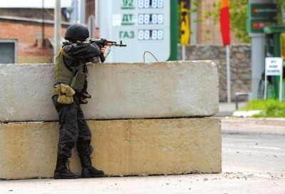 　5日，在烏東部城市斯拉維揚(yáng)斯克附近，一名烏克蘭士兵守衛(wèi)一處檢查站。