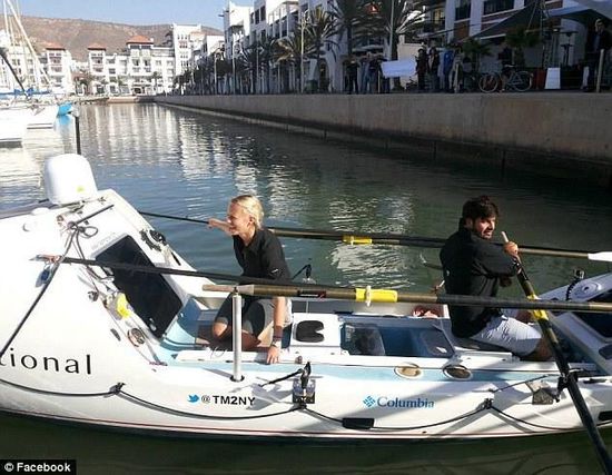 男女主角與他們的“小伙伴”，名叫“馬迪巴精神”的皮劃艇。