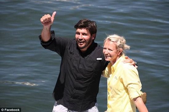 抵達(dá)邁阿密時(shí)，曼瑟驕傲地豎起了大拇指。