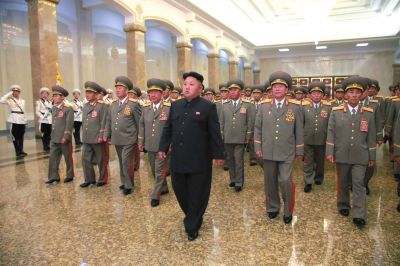 金正恩率領軍隊領導人等前往平壤錦繡山太陽宮瞻仰了金日成、金正日的遺容。