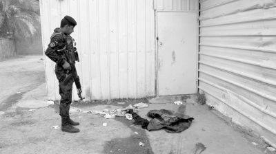 7月13日，伊拉克巴格達，警察在發(fā)生槍殺案的現(xiàn)場勘察。