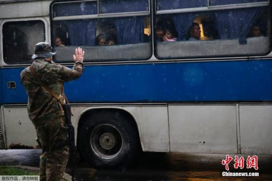 烏克蘭頓涅茨克，烏克蘭政府軍對(duì)當(dāng)?shù)爻掷m(xù)炮擊，民眾為躲避戰(zhàn)火，紛紛登上列車離開(kāi)。