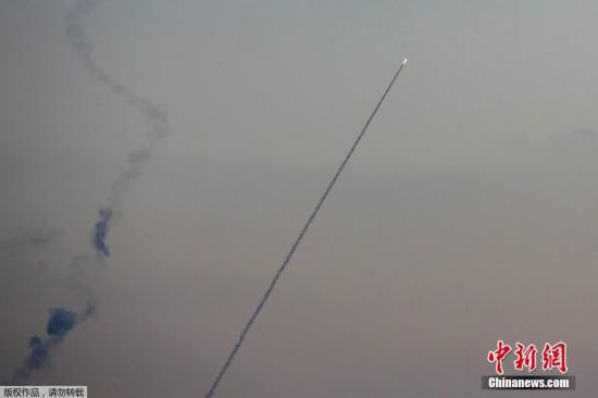 當(dāng)?shù)貢r(shí)間2014年7月13日，以色列斯德洛特，從加沙地帶飛往以色列境內(nèi)的導(dǎo)彈劃破夜空。