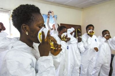 9月18日，塞拉利昂護士接受使用埃博拉防護裝備培訓。新華社發(fā)