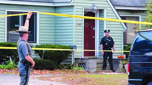 8日，紐約州當?shù)鼐旆怄i案發(fā)現(xiàn)場。