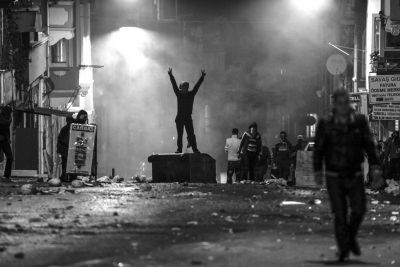 　10月8日，在土耳其伊斯坦布爾，同情難民遭遇的庫爾德人進行游行示威，指責政府應對“伊斯蘭國”武裝不