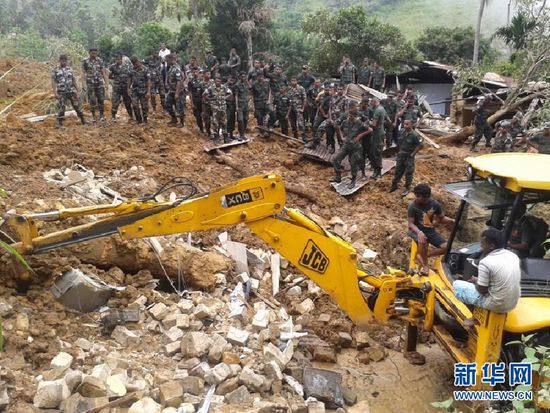 　10月29日，斯里蘭卡救援部隊抵達山體滑坡災(zāi)區(qū)展開救援。
