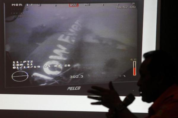 這是1月14日新加坡國(guó)防部長(zhǎng)黃永宏在其社交網(wǎng)站上傳的亞航失事航班QZ8501機(jī)身照片。