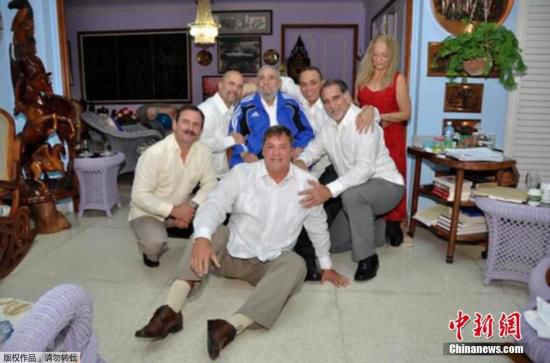 當(dāng)?shù)貢r(shí)間2015年2月28日，古巴哈瓦那，古巴前領(lǐng)導(dǎo)人菲德爾·卡斯特羅接見被美國(guó)釋放的5名間諜合影。