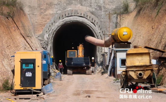 斯里蘭卡南部鐵路項(xiàng)目隧道施工現(xiàn)場(chǎng)。(攝影：孫洋)