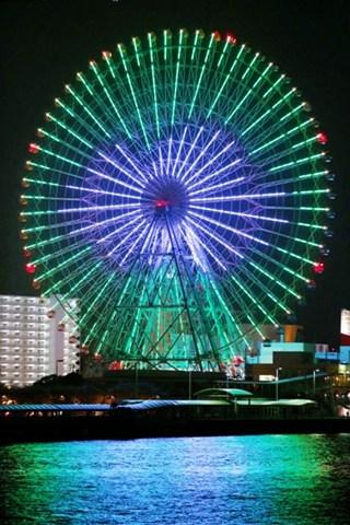 直徑100米的摩天輪上映出多種花式圖案。