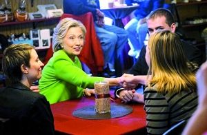 在宣傳片中，希拉里熱情地與三名“普通美國人”交談。