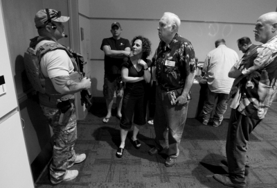 　5月3日，警察在案發(fā)后暫時阻止與會者離開展覽。