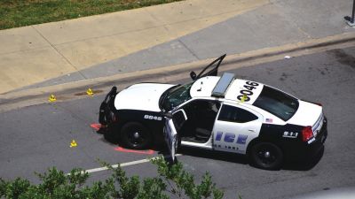 被槍手擊中的警車(chē)。新華社發(fā)