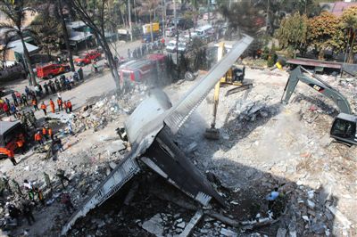 7月1日，搜救人員在印尼軍機(jī)墜毀現(xiàn)場進(jìn)行搜救和清理工作。