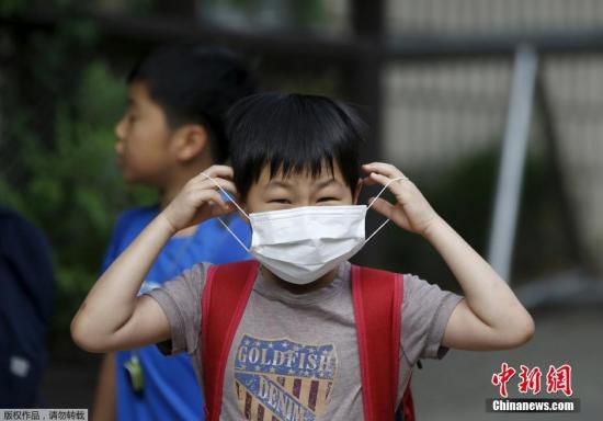 圖為當?shù)貢r間2015年6月8日，韓國未停課的學校，學生課前戴口罩測體溫。