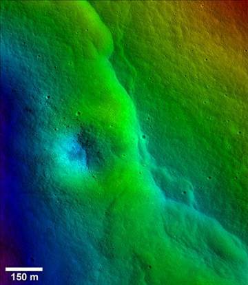 不只月球引力影響地球，科學(xué)家借由月球表面數(shù)千的裂縫推斷，地球引力似乎正對(duì)月球表面造成嚴(yán)重影響