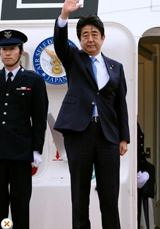 安倍在機場告別，面色凝重