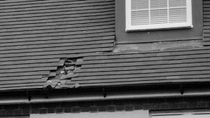 被砸出的洞。