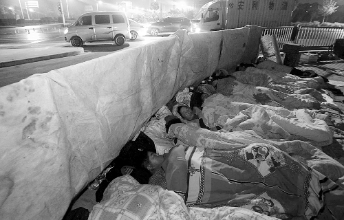 在寒冷的冬夜，為了能省點(diǎn)錢，方便接活，民工們?nèi)运跇蛳隆? complete=