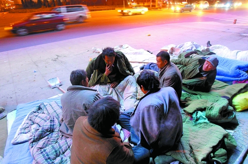 寒風(fēng)里，他們以打牌來打發(fā)枯燥的生活。