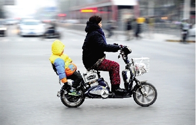 昨日下午，隴海西路桐柏路口，紅燈亮起的瞬間一輛電動車闖過路口。