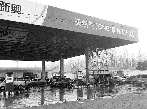 開(kāi)封大量無(wú)證二手氣瓶裝上車(chē) 加氣站不檢查安全證明