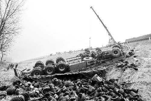 　一輛貨車沖開護欄翻下高速，輪胎散落一旁