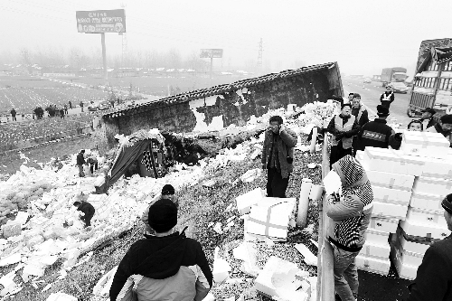　京港澳高速長葛段，又一輛拉蔬菜的車翻在路邊