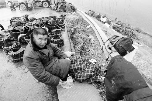 　出事司機的鞋找不到了，只好用塑料袋套著腳取暖