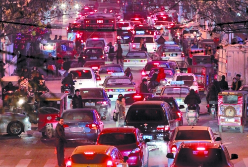 昨晚11點，二七廣場仍較擁堵。圖為東太康路在擁堵中。