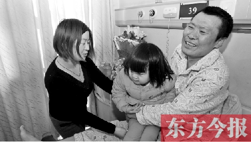 李剛患骨肉瘤急需手術(shù)，最放心不下的就是他的妻子、女兒