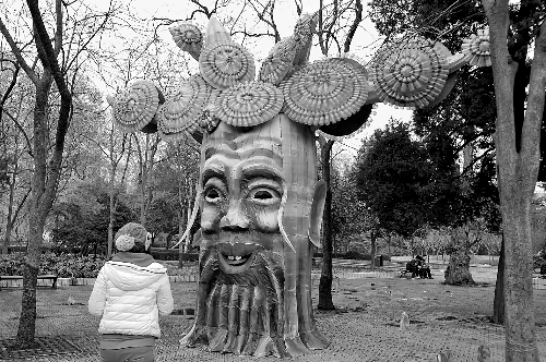 2月5日，游人在鄭州市人民公園內(nèi)欣賞一個由廢舊塑料瓶做裝飾的造型花燈。記者 王 錚 攝